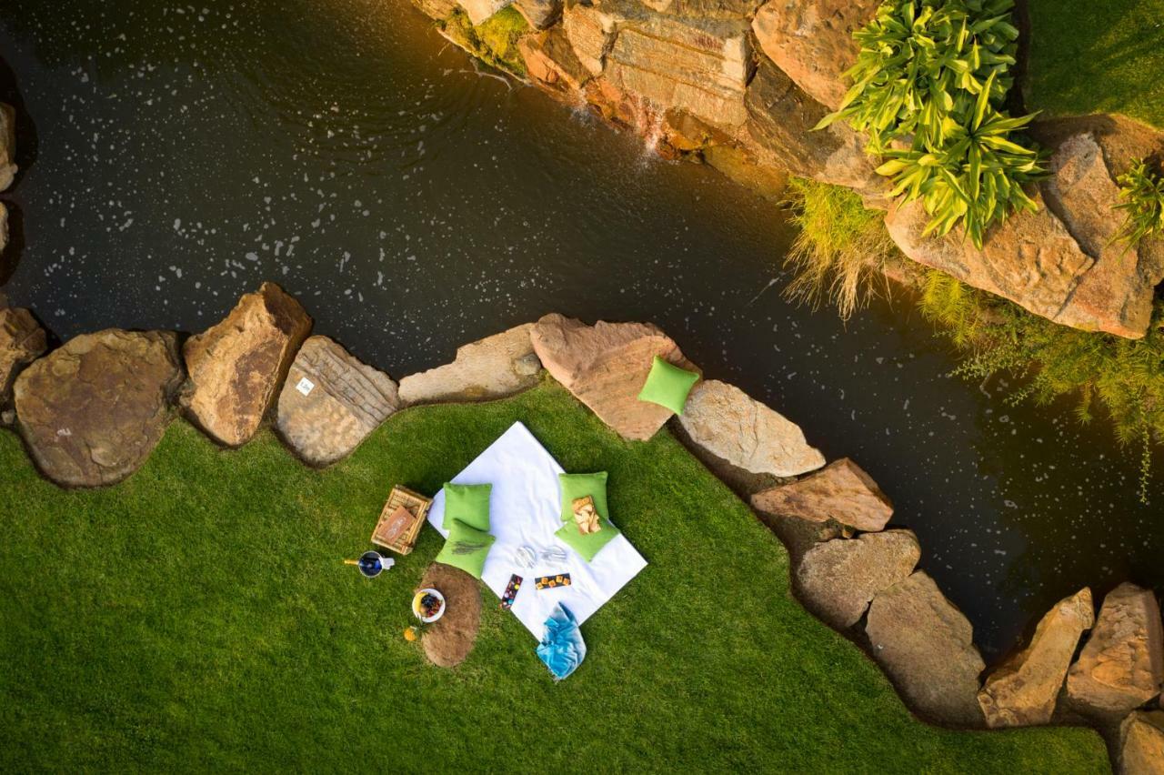 Mount Grace Hotel & Spa Magaliesburg Dış mekan fotoğraf Picnic at the River